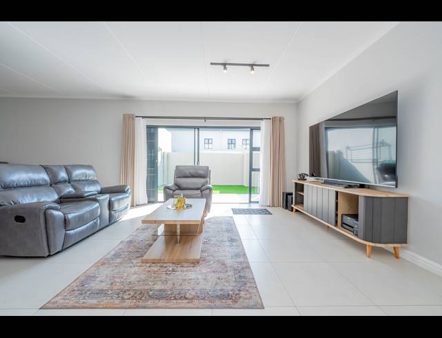 3 BEDROOM APARTMENT FOR SALE IN SANDOWN